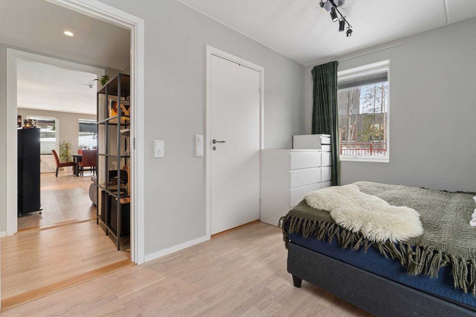 Hovedsoverommet er romslig og innbydende, og har praktisk direkte adkomst til eget bad. Galleribilde