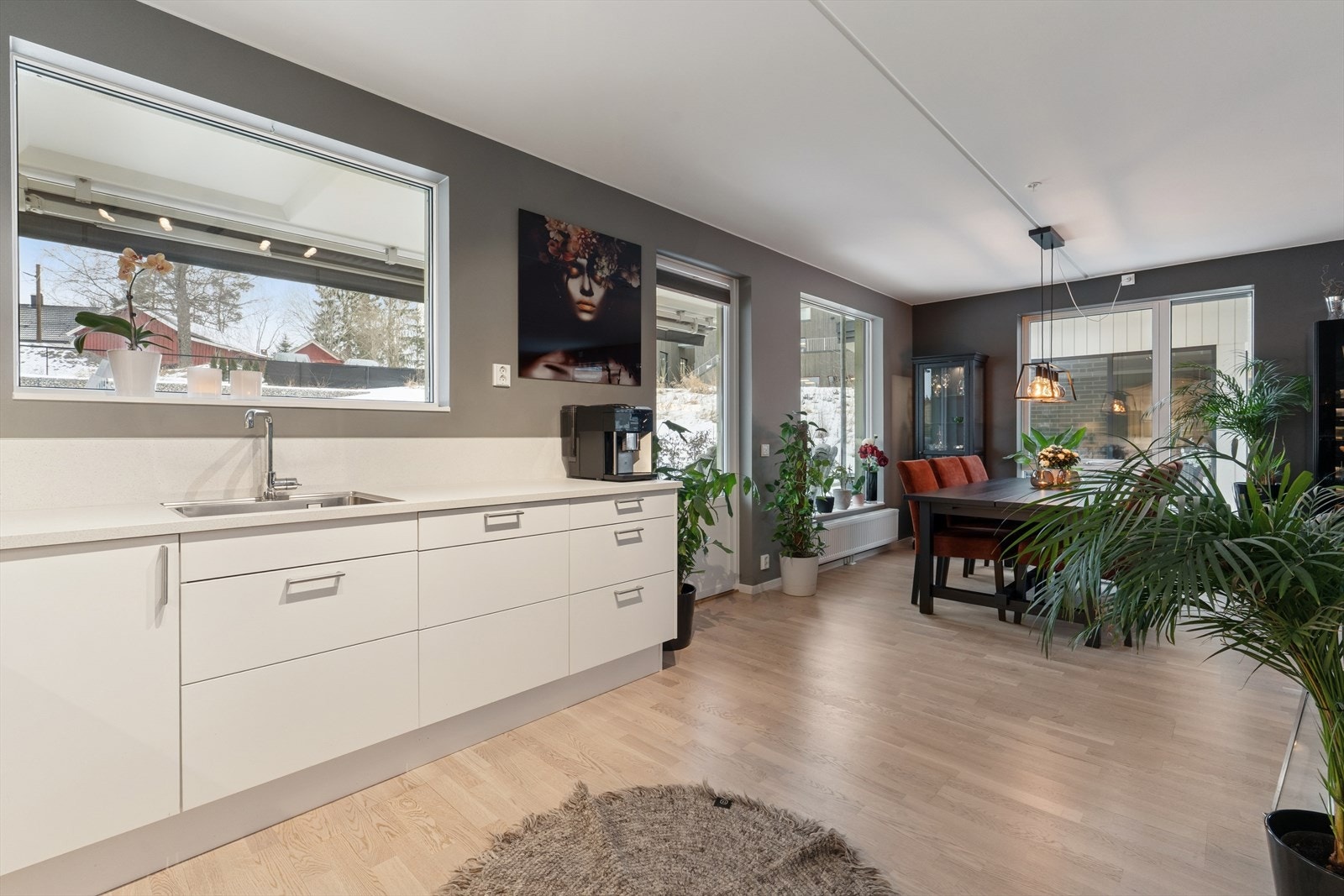 Kjøkkenet har godt med skap og benkeplass. Galleribilde