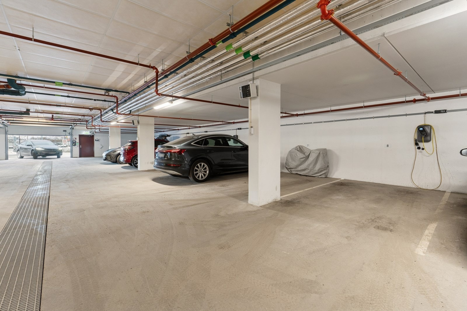 Garasjeplass med elbil lader. Galleribilde