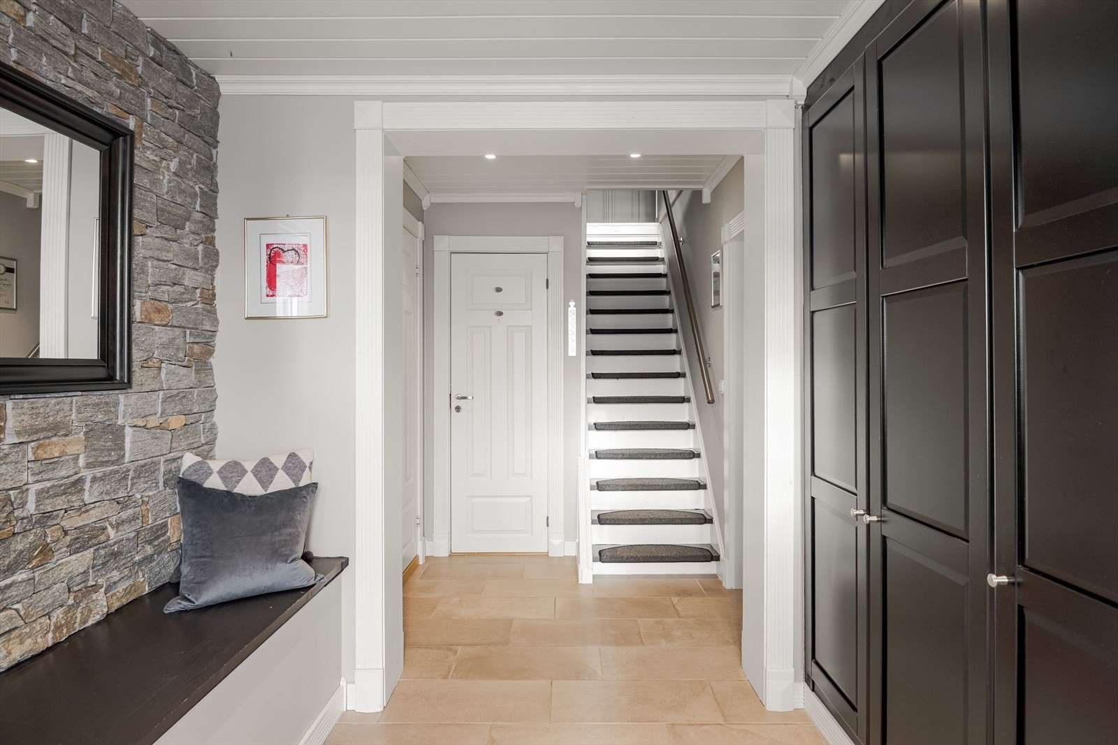 Høy standard med flislagt gulv med vannbåren gulvvarme, downlights i himlingen og glatte lysmalte overflater med en kontrastvegg dekorert med fasadestein. Galleribilde