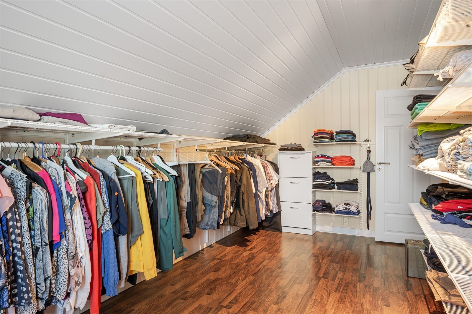 Her har du rikelig med oppbevaringsplass i åpen garderobeløsning med hyller og oppheng. Galleribilde