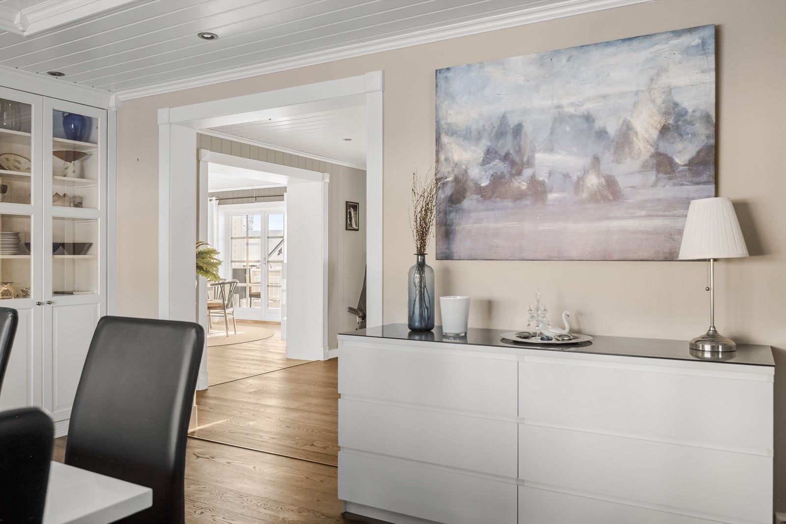 Fra forstuen kommer du videre inn til en flott spisestue. Galleribilde