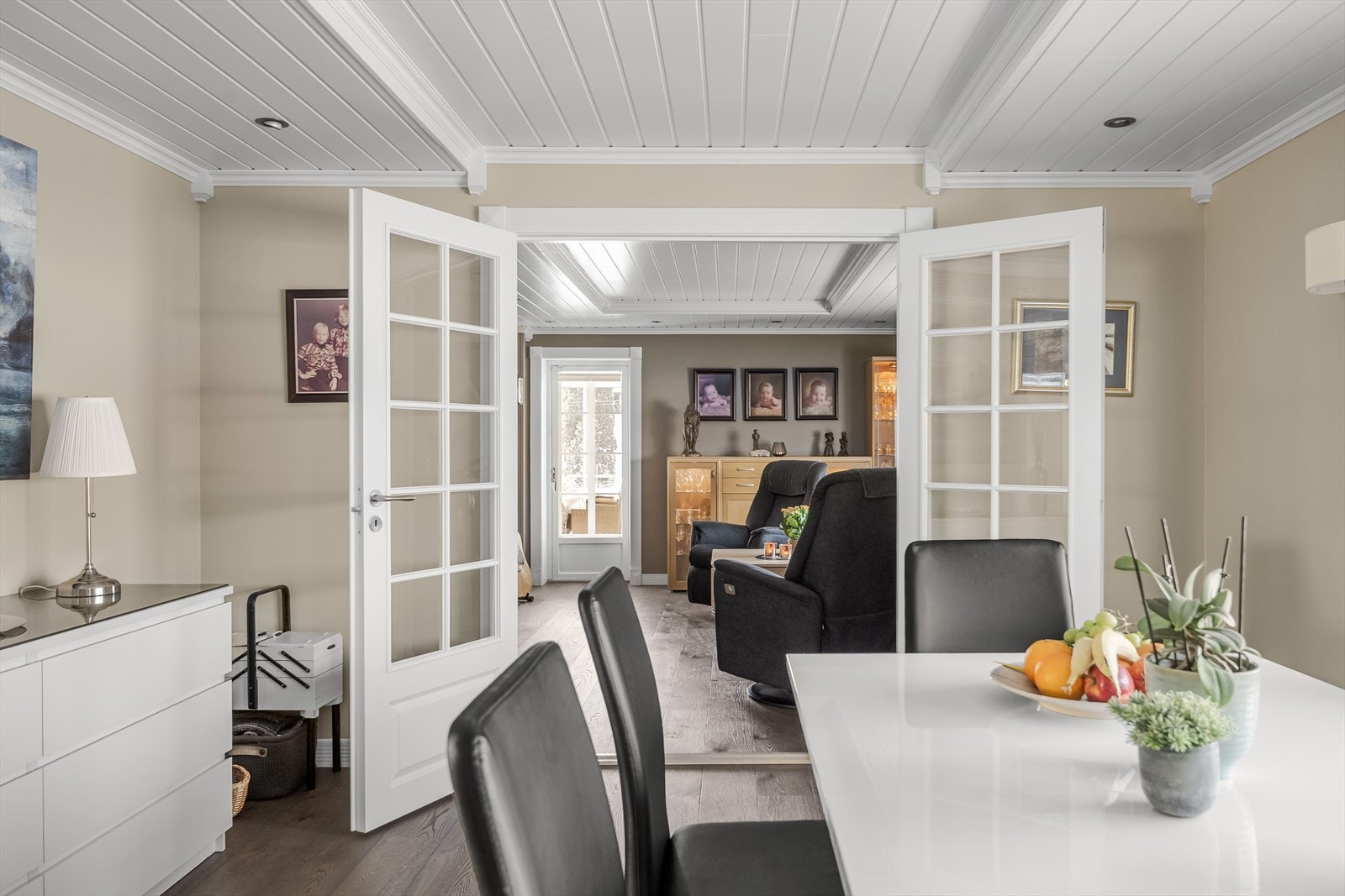 Rommet har høy standard med nydelig mørkebrun parkett på gulv, glatte overflater malt i en innbydende farge og downlights i himlingen. Nydelig doble dører med glassfelt inn til stuen. Galleribilde