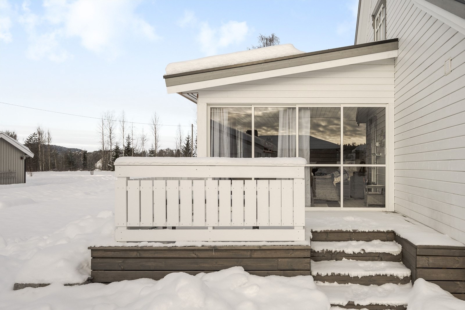 Utenfor sommerstuen er det en sydvestvendt terrasse på ca. 13m². Her er det gode solforhold til sent på kveld! Galleribilde