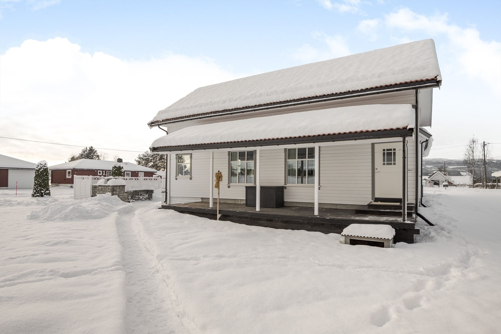 På østsiden av boligen er det en stor terrasse på ca. 24m². Galleribilde