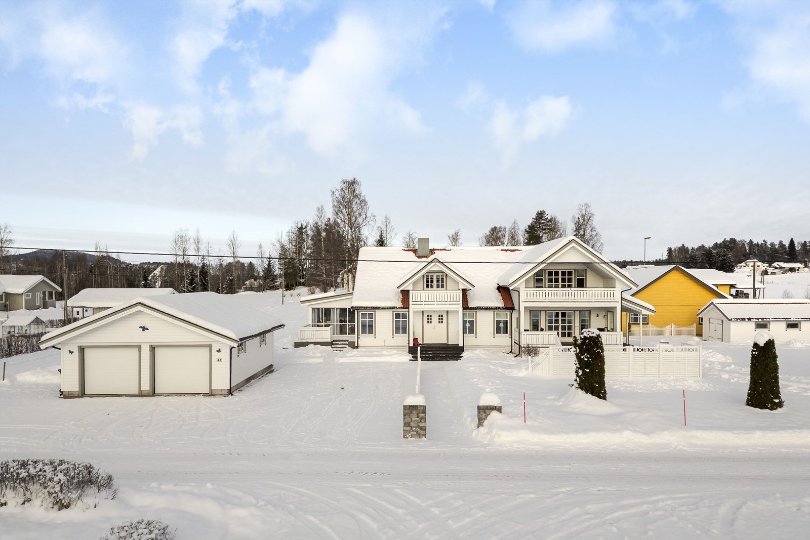 En stor og flott eiendom som er pent opparbeidet med belegningsstein, plen, variert beplantning, solrike uteplasser og utepeis. Galleribilde