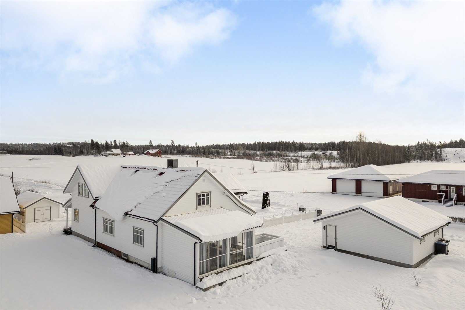 Eiendommen ligger fint til rett i utkanten av sentrumskjernen i Våler og i et lite nabolag med landlige omgivelser. Galleribilde