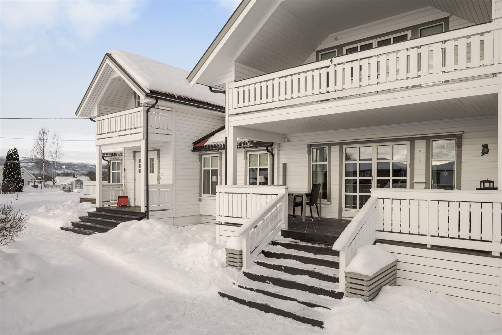 Kledningen er sist overflatebehandlet i 2024 med to strøk, det ble lagt betongtakstein på taket i ca. 2012/13 og dels i 2016. Galleribilde