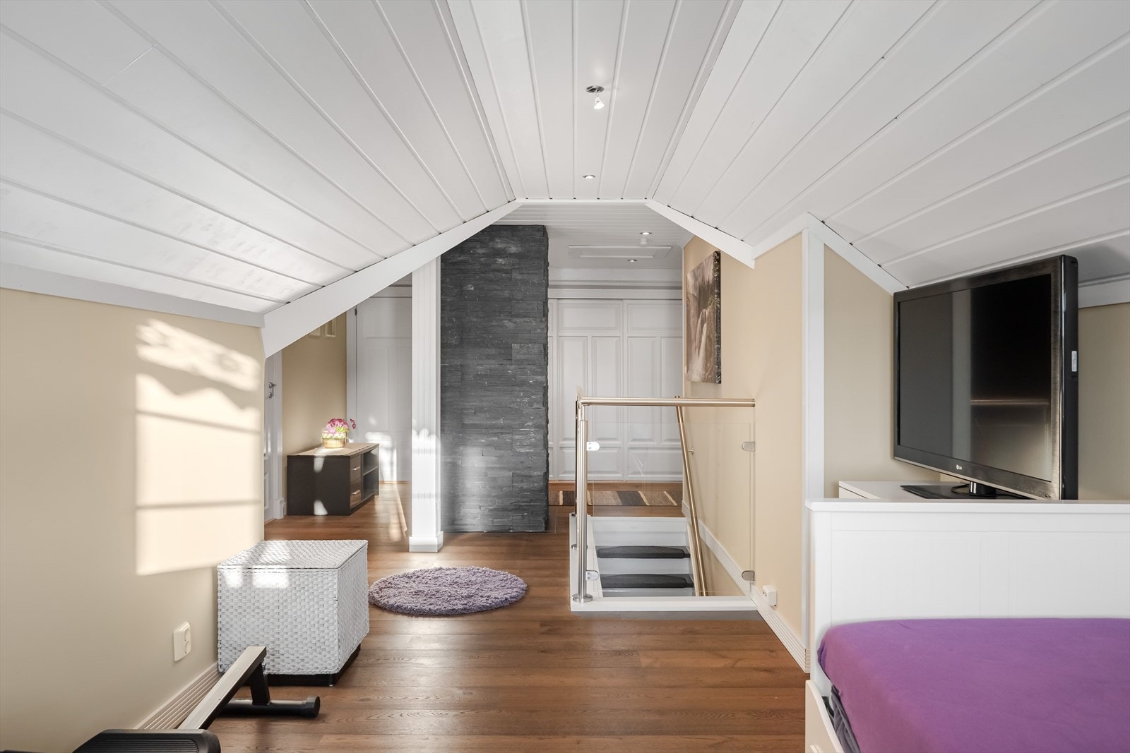 God standard med møkebrun pakrett på gulv, glatte overflater malt i en innbydende farge og downligts i himlingen. Galleribilde