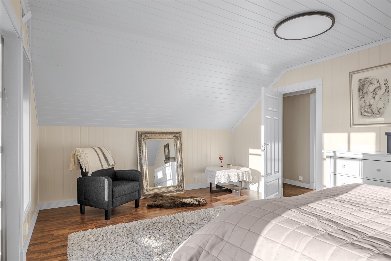 Soverommet har god standard med mørkebrun parkett på gulv og lyse panelplater på veggene. Galleribilde