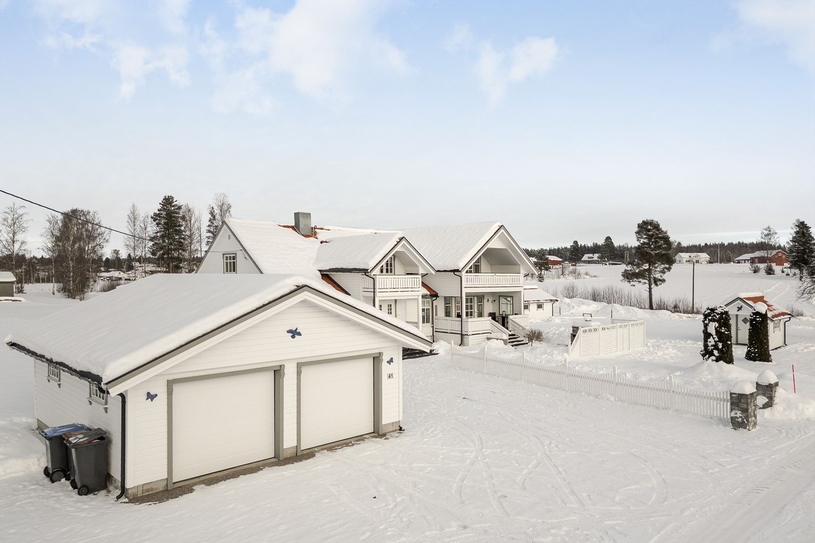 Eiendommen er også bebygd med en garasje på 48m² som består av garasje og varmebod. Galleribilde