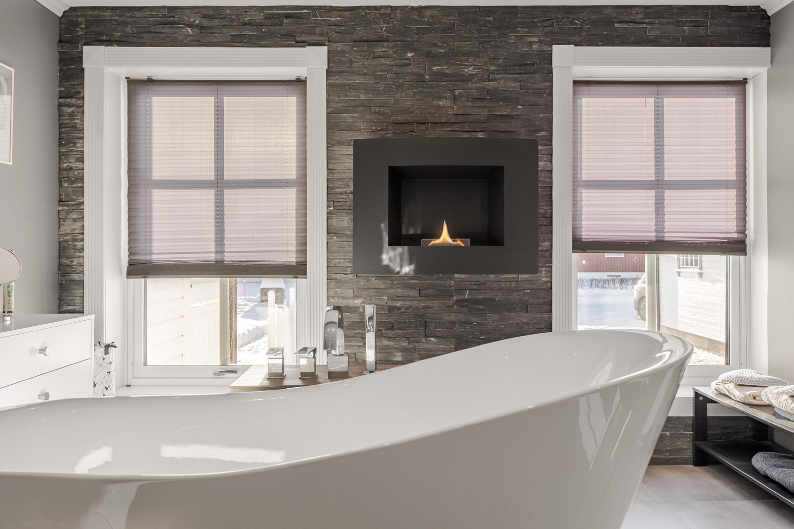 Ved vinduene er det et flott frittstående badekar. Fasadesteinen og biopeisen gir skikkelig spa-følelse! Galleribilde