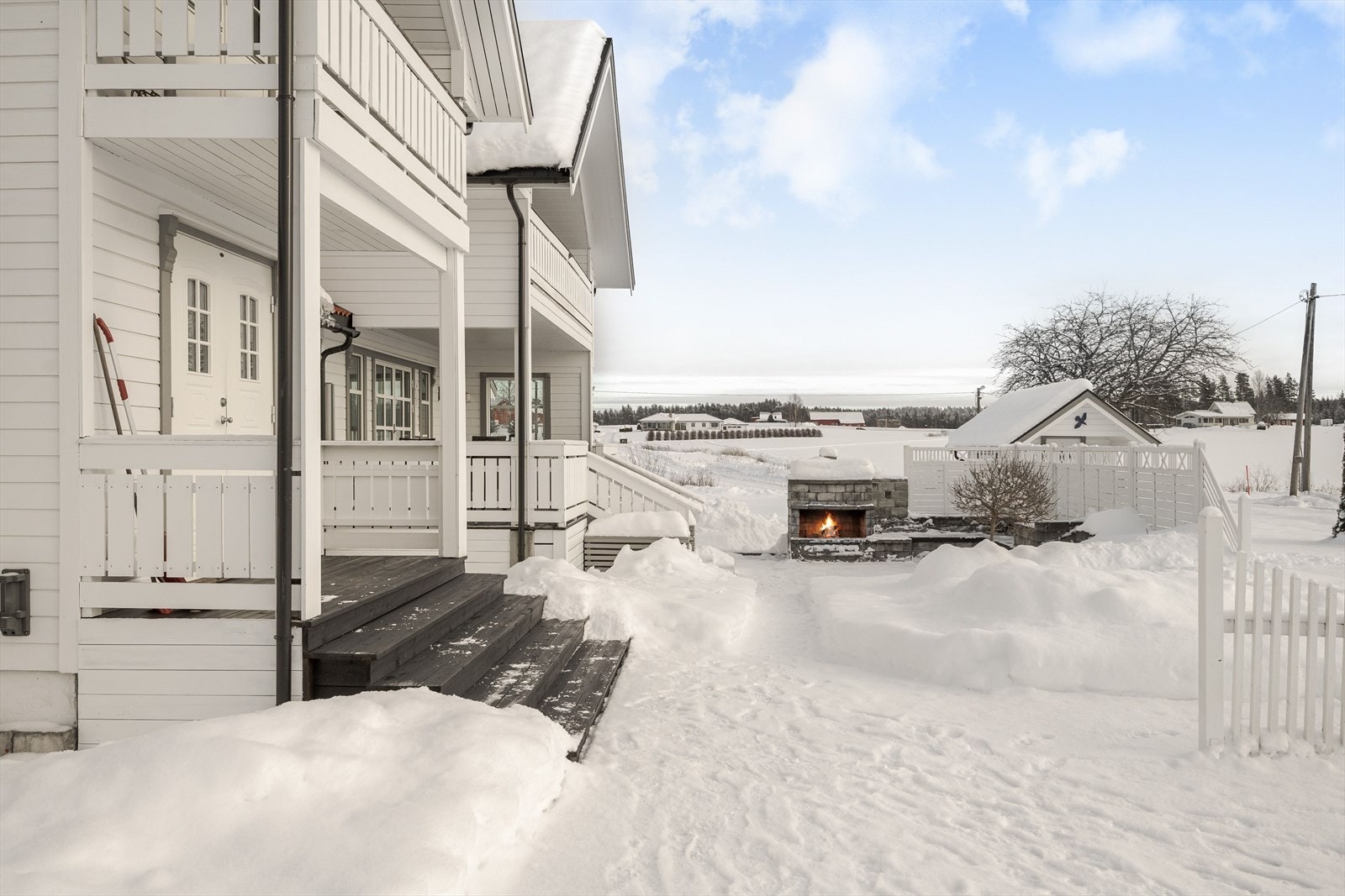 Boligen har flere flotte og solrike uteplasser som er perfekte for lange og late sommerdager! Galleribilde