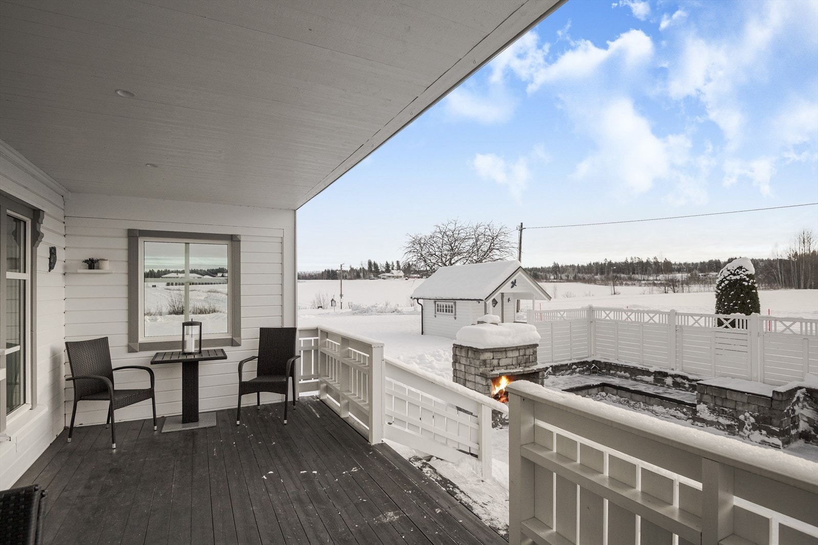 Fra kjøkkenet er det utgang til en solrik sydvendt terrasse på ca. 15m². Terrassen er overbygd med innfelte downlights i himlingen, har terrassebord på gulv og malt rekkverk i som ble montert i 2023/24. Galleribilde