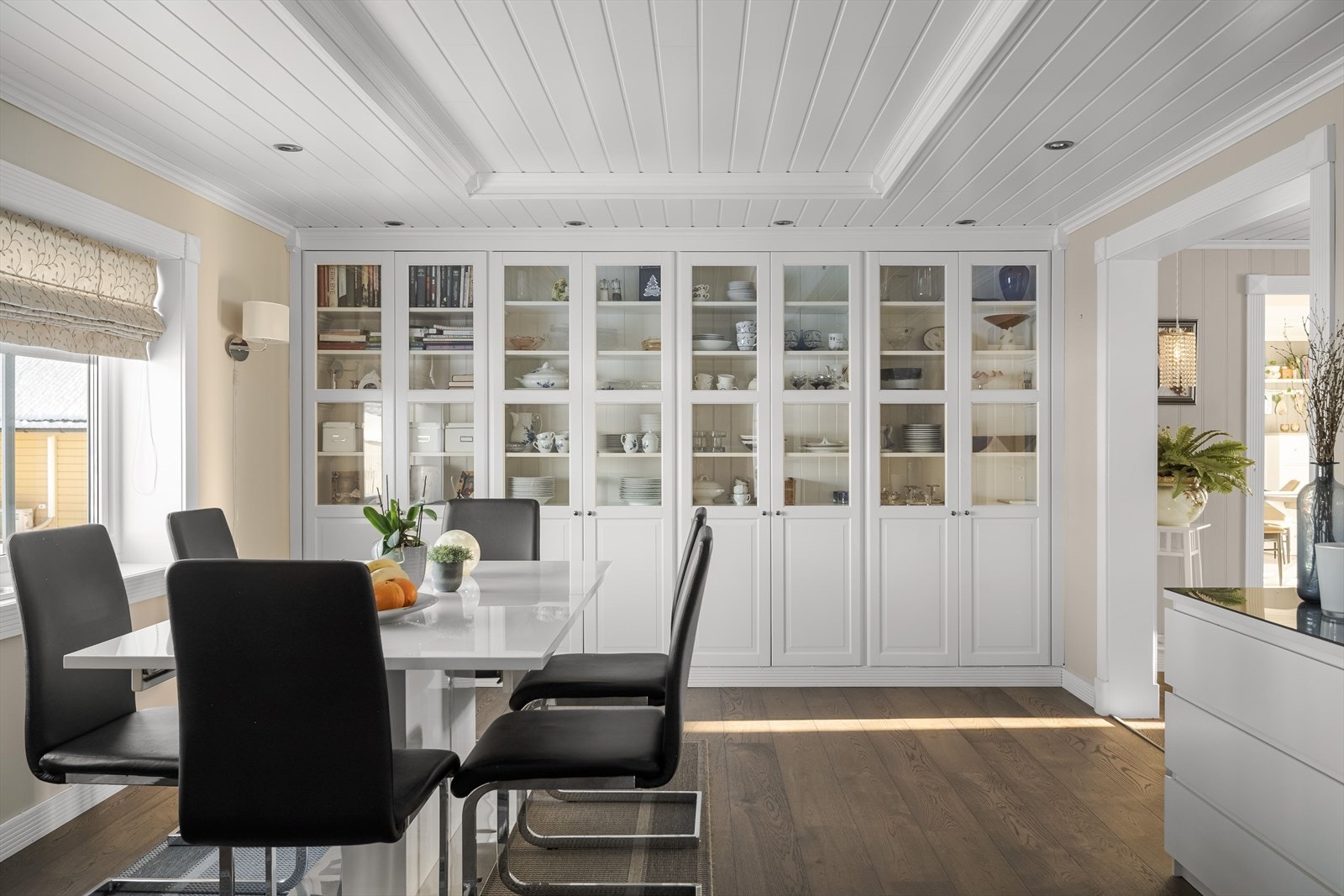 Innerst i rommet er det fine plassbygde vitrineskap med god plass til servise etc. Galleribilde