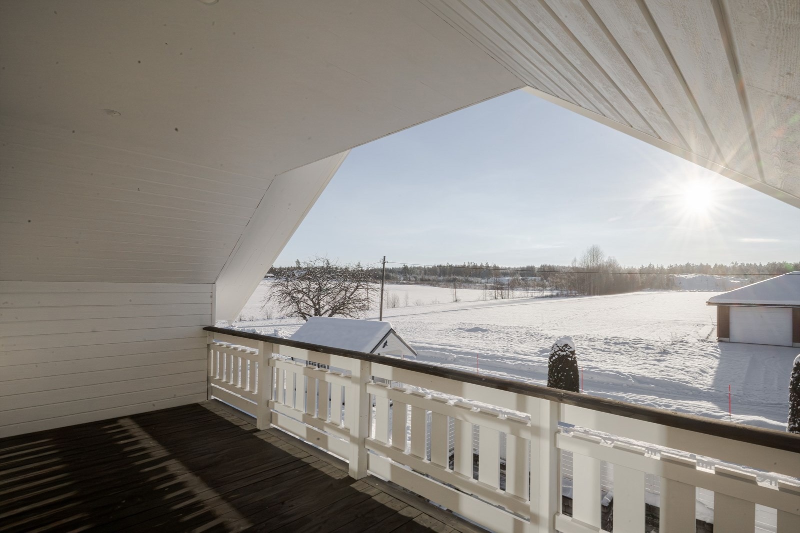Fra soverommet er det doble dører ut til en overbygget balkong på ca. 12m². Beliggenheten mot syd sørger for gode solforhold. Galleribilde