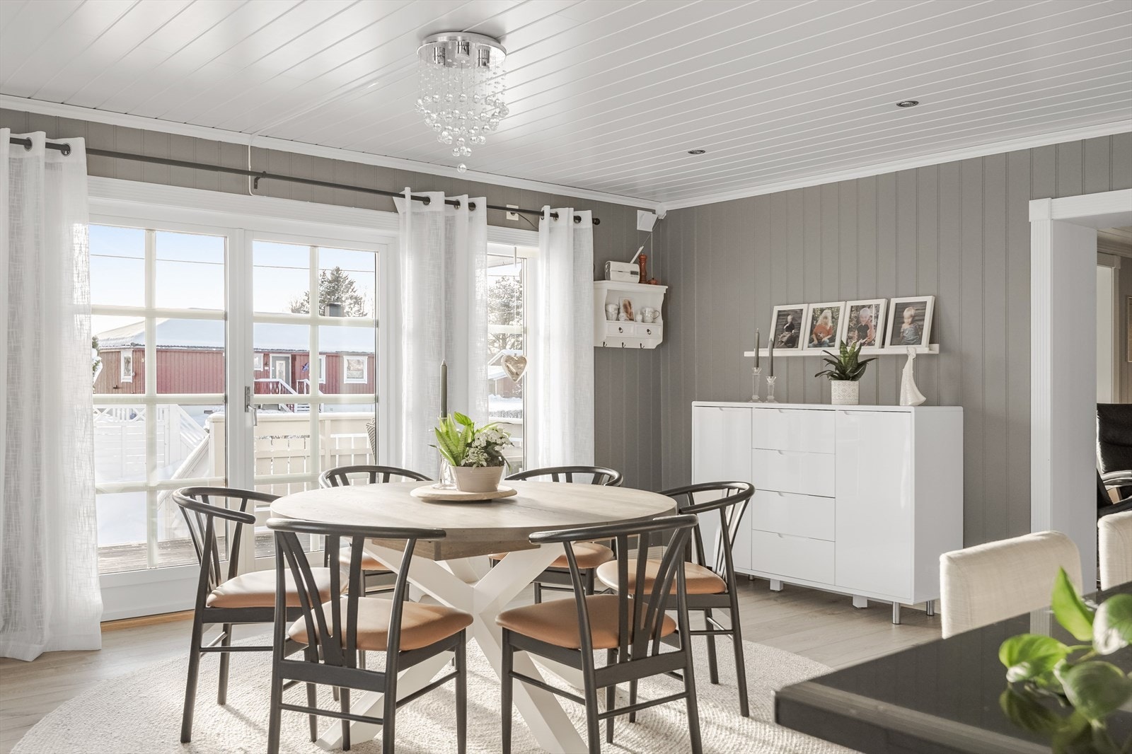 På kjøkkenet er det god plass til et spisebord som gjør at også kjøkkenet blir et naturlig oppholdsrom og samlingspunkt. Galleribilde