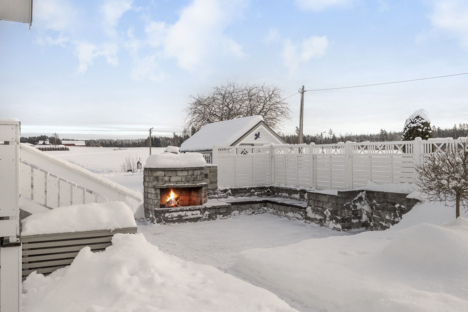 Fra terrassen er det trapp ned til en superkoselig uteplass med sittebenk, levegger og utepeis. Galleribilde