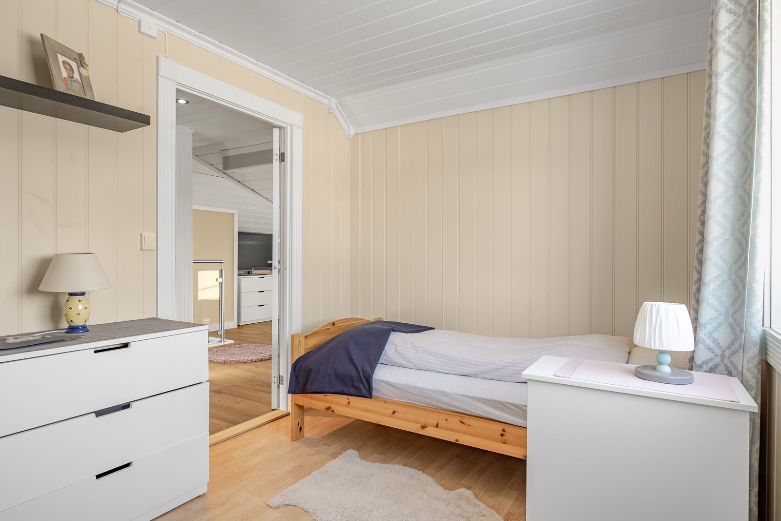 På soverommet er det plass til seng, kontorpult og garderobeløsninger etter eget ønske og behov. Galleribilde