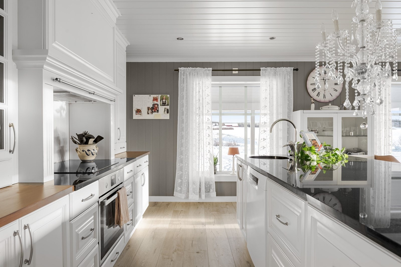 Kjøkkenet er fullt utstyrt med hvitevarer som medfølger i handelen. Medfølgende hvitevarer som nedfelt platetopp, avtrekksvifte, 2 stekeovner, mikrobølgeovn, oppvaskmaskin og kjølehjørne. Galleribilde