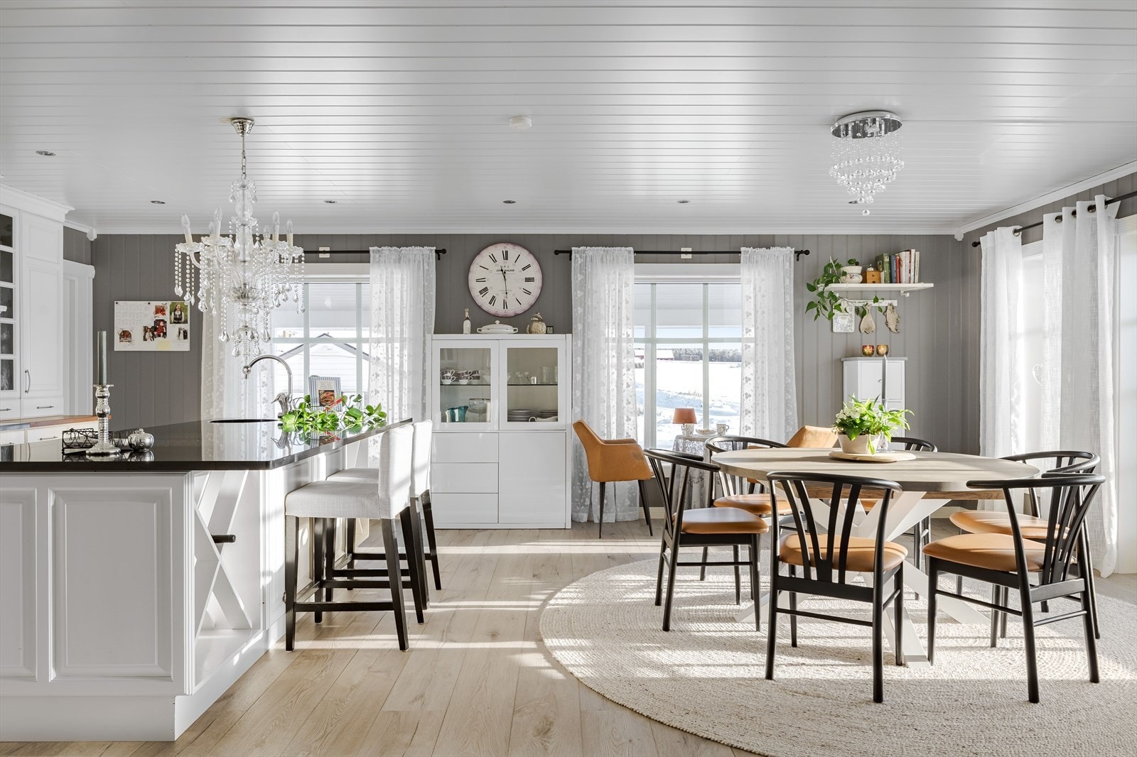 Boligen har et stort, lyst og nydelig spisekjøkken. Det er lagt ny enstavs klikkvinyl på gulv i 2026. Galleribilde