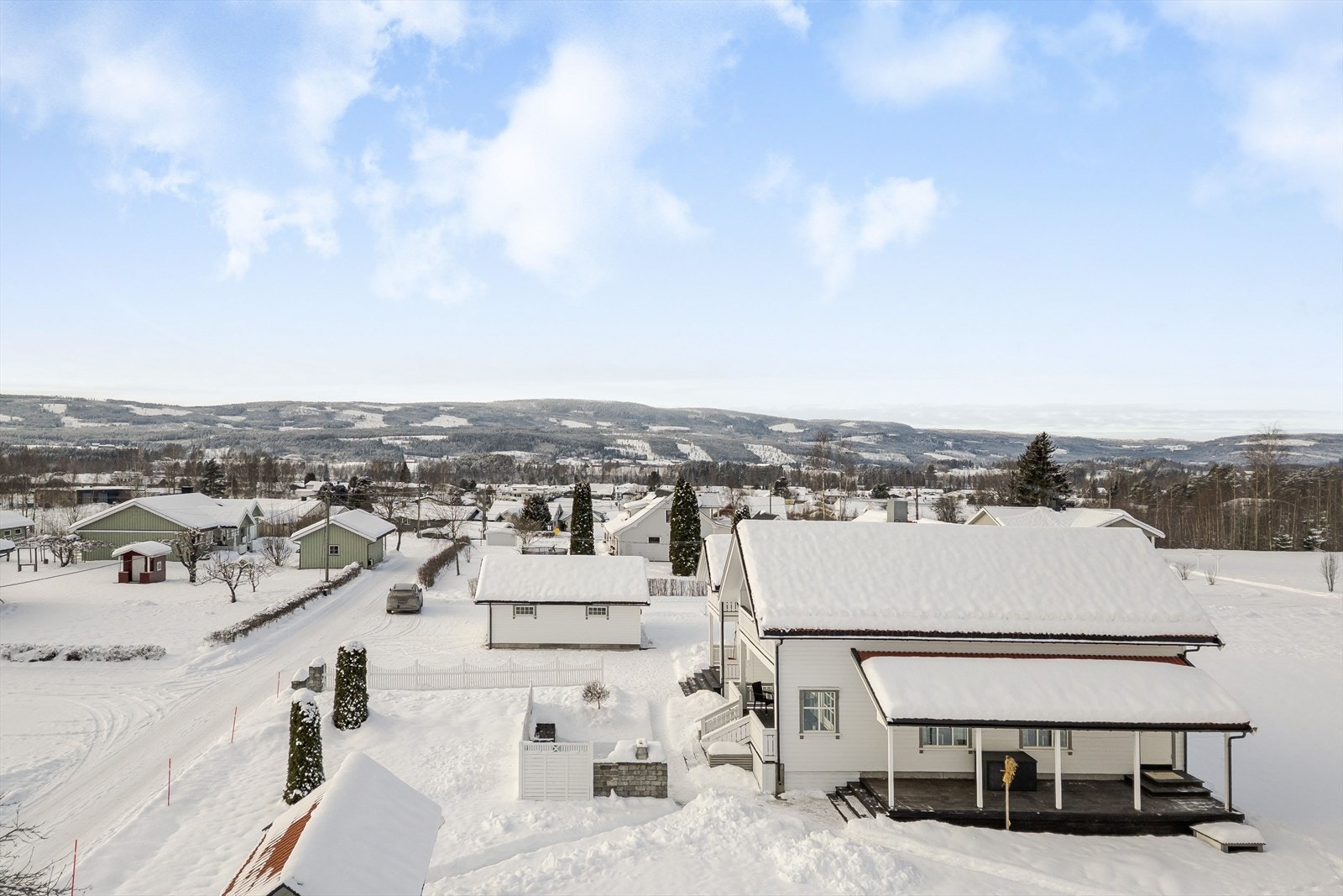 Her bor du tilbaketrukket til, samtidig som du bor sentralt med kort gangvei til dagligvarebutikk, skole og barnehage. Kort vei til Glomma hvor man finner badestrand og fine turområder. Galleribilde