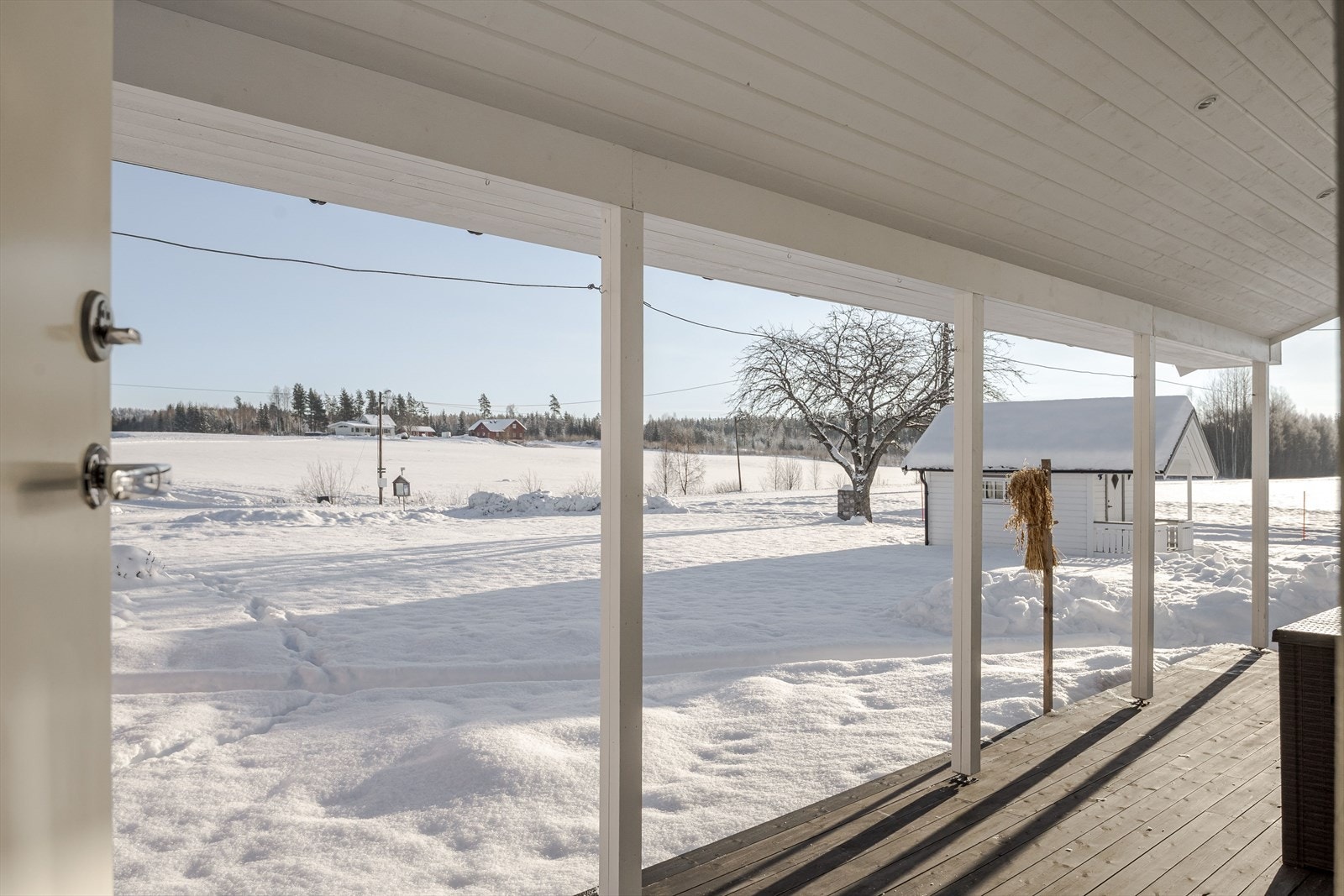 Terrassen er overbygd med innfelte downlights i himlingen, har terrassebord på gulv og inngang til et praktisk vaskerom/grovkjøkken. Galleribilde