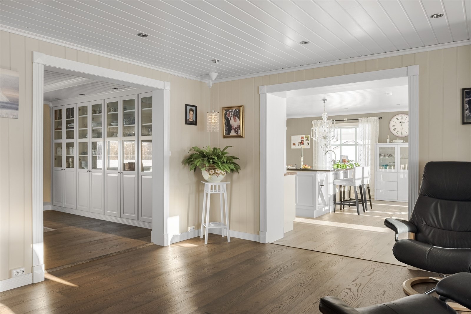 Fra forstuen kommer du videre inn til spisekjøkkenet og spisestuen. Galleribilde