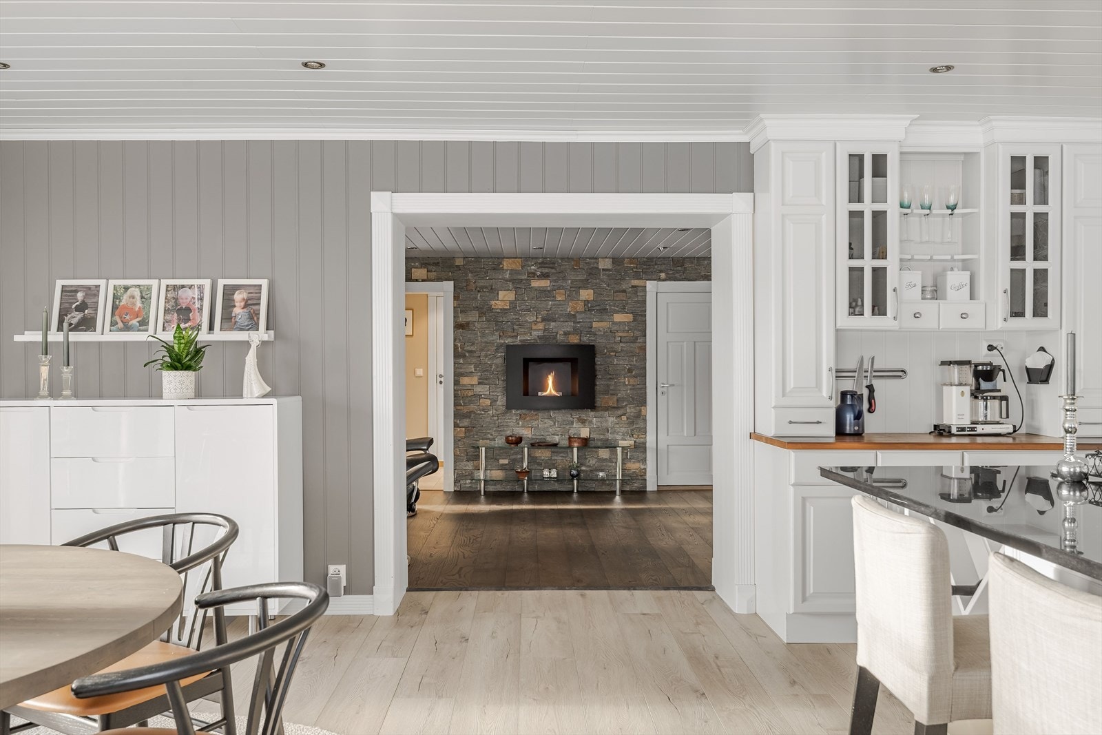 Boligen holder en gjennomgående høy standard, og har en innholdsrik planløsning over to plan med bla. et stort spisekjøkken, 4 stuer, 3/4 soverom, 2 bad, ekstra toalettrom og eget vaskerom. Galleribilde