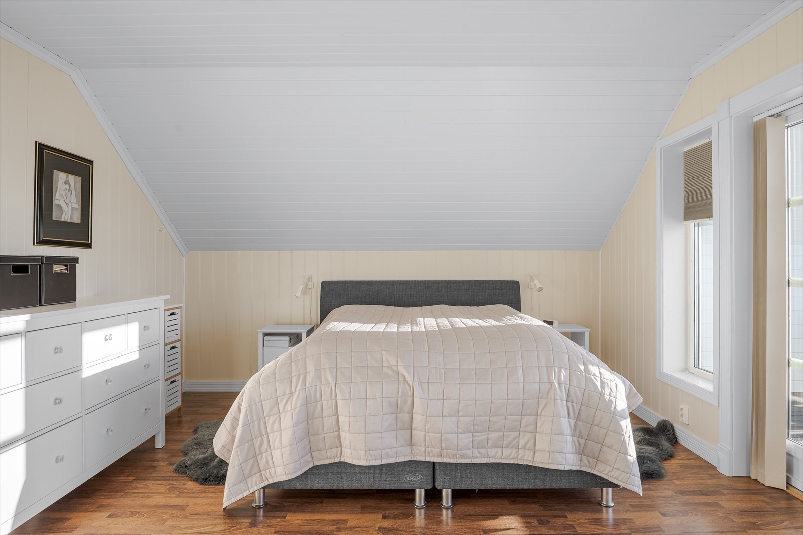 På soverommet er det god plass til en stor dobbeltseng med tilhørende nattbord, samt kommoder. Galleribilde