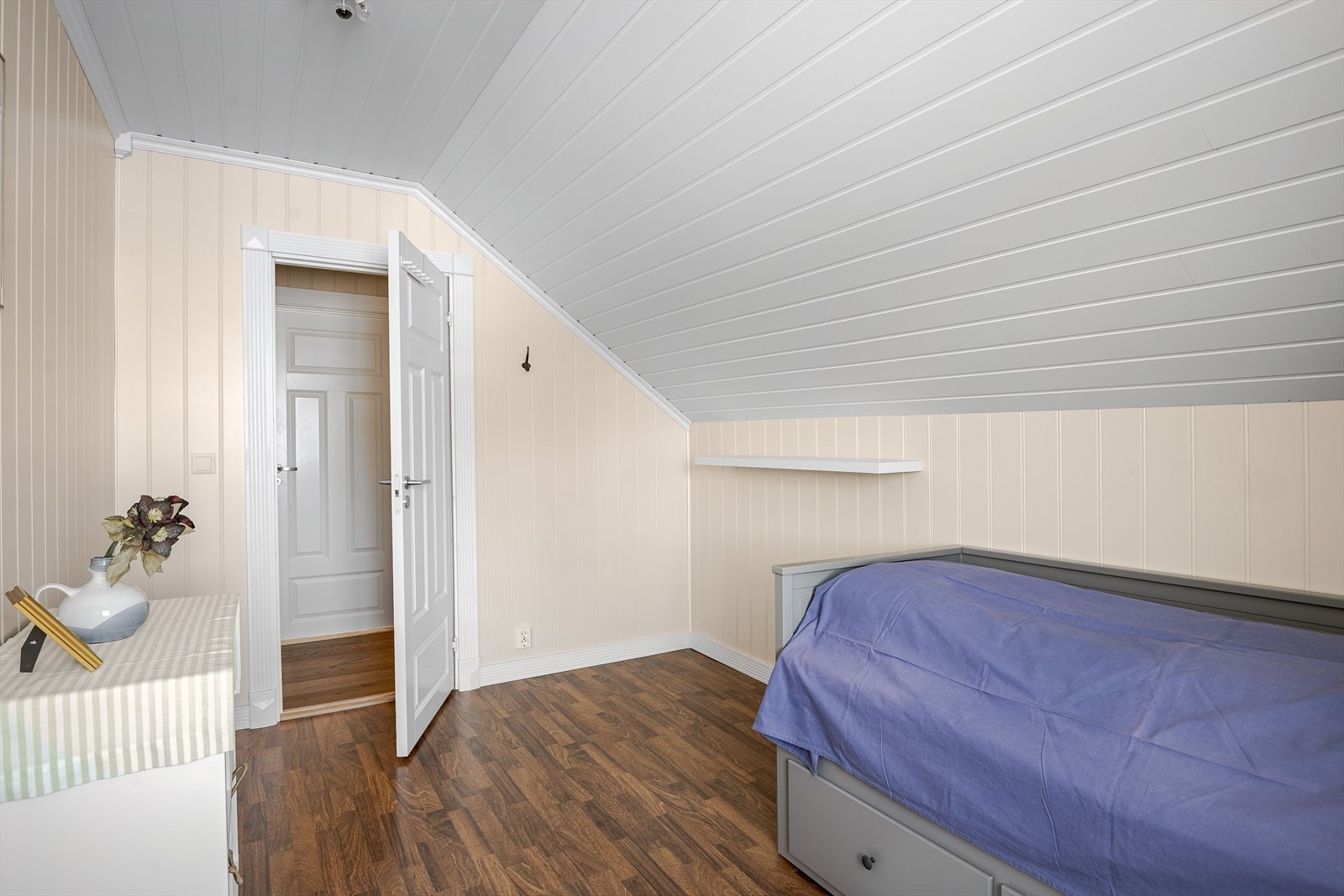 Soverommet har god standard med mørkebrun parkett på gulv og lyse panelplater på veggene. Galleribilde