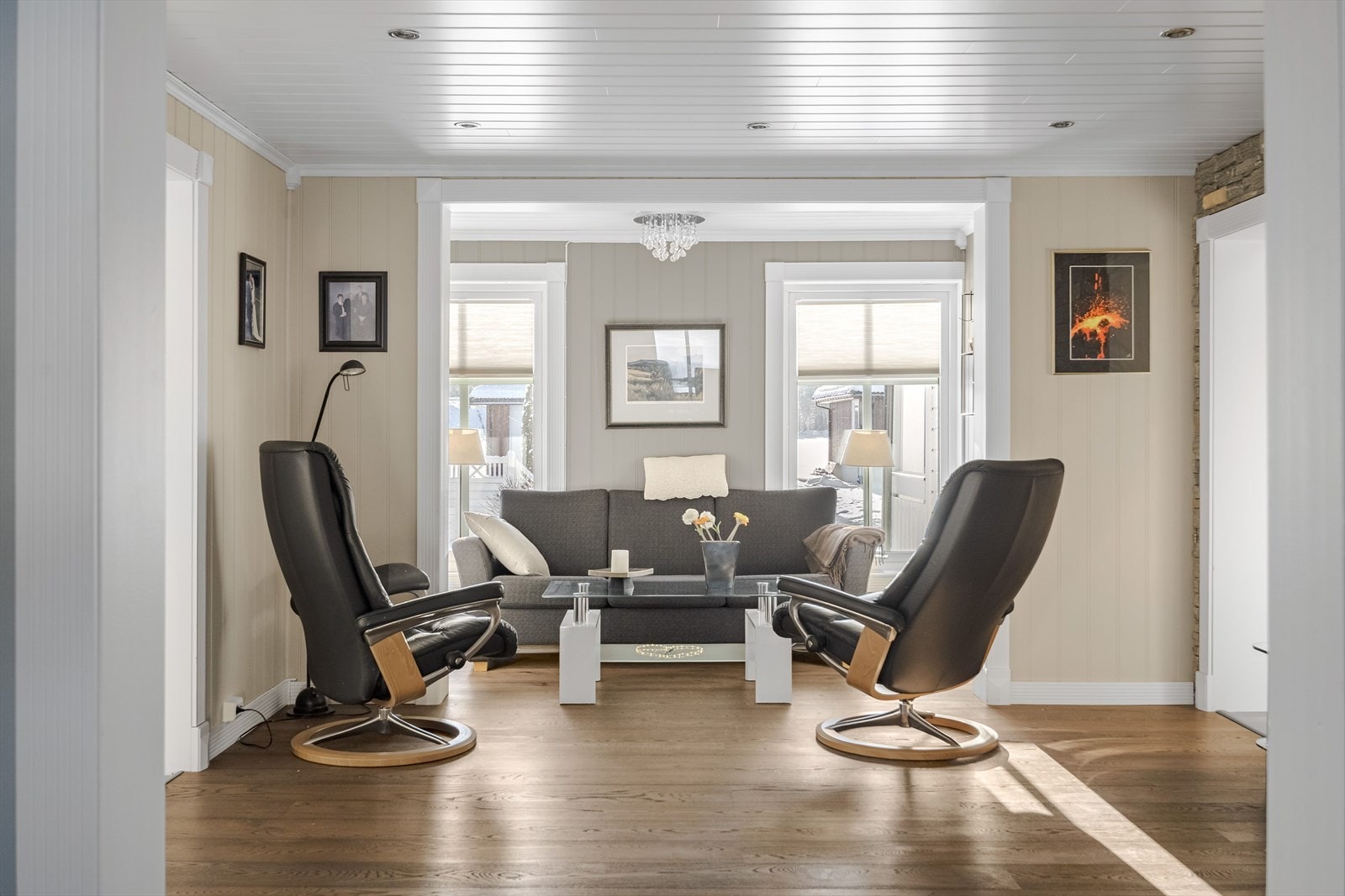 Det flotte mørkebrune parkettgulvet tilfører boligen varme og gir en hyggelig atmosfære. Galleribilde