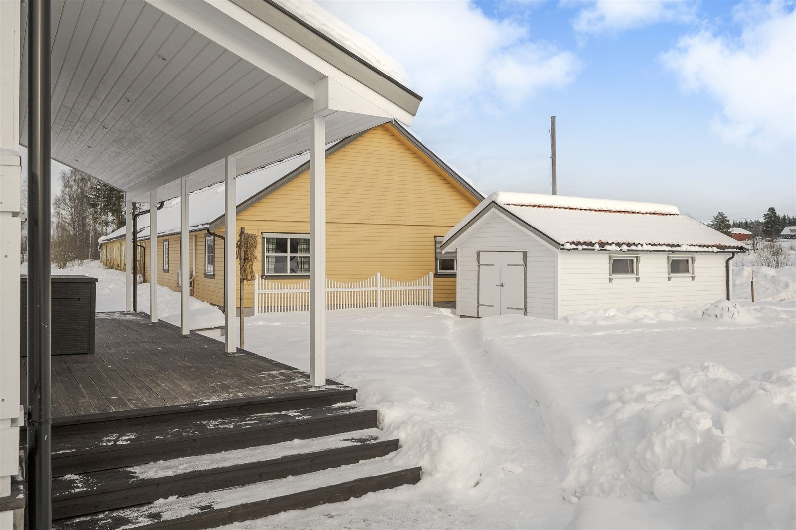 I hagen er det et eldre uthus på 26m² som består av ett lagerrom. Galleribilde