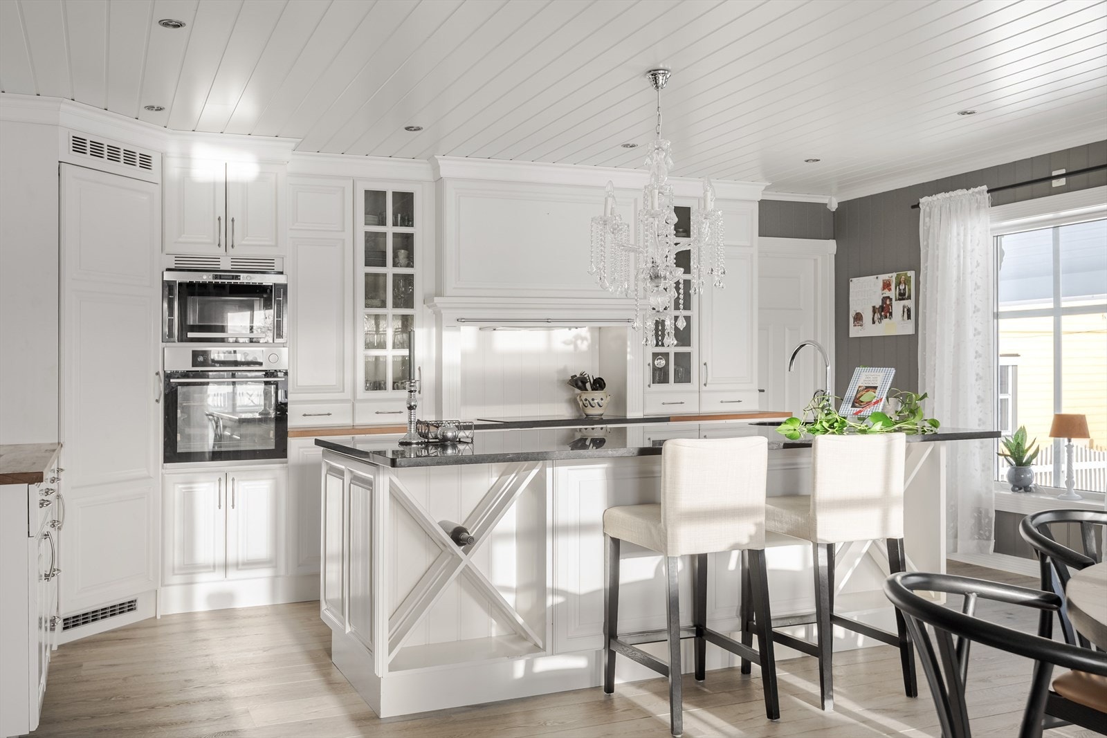 Klassisk og flott plassbygget kjøkkeninnredning fra 2012/13 med heltre skrog. Galleribilde