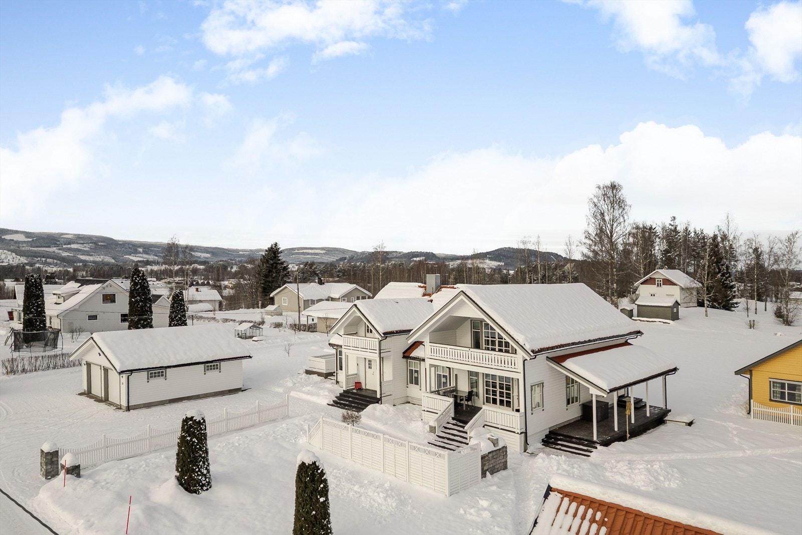 Eiendommen "Sannes" er bebygd med en enebolig fra 1954 som ble tilbygget i ca. 2012/13, en dobbeltgarasje fra 2007, et uthus fra ukjent byggeår og en lekestue fra 2008. Galleribilde