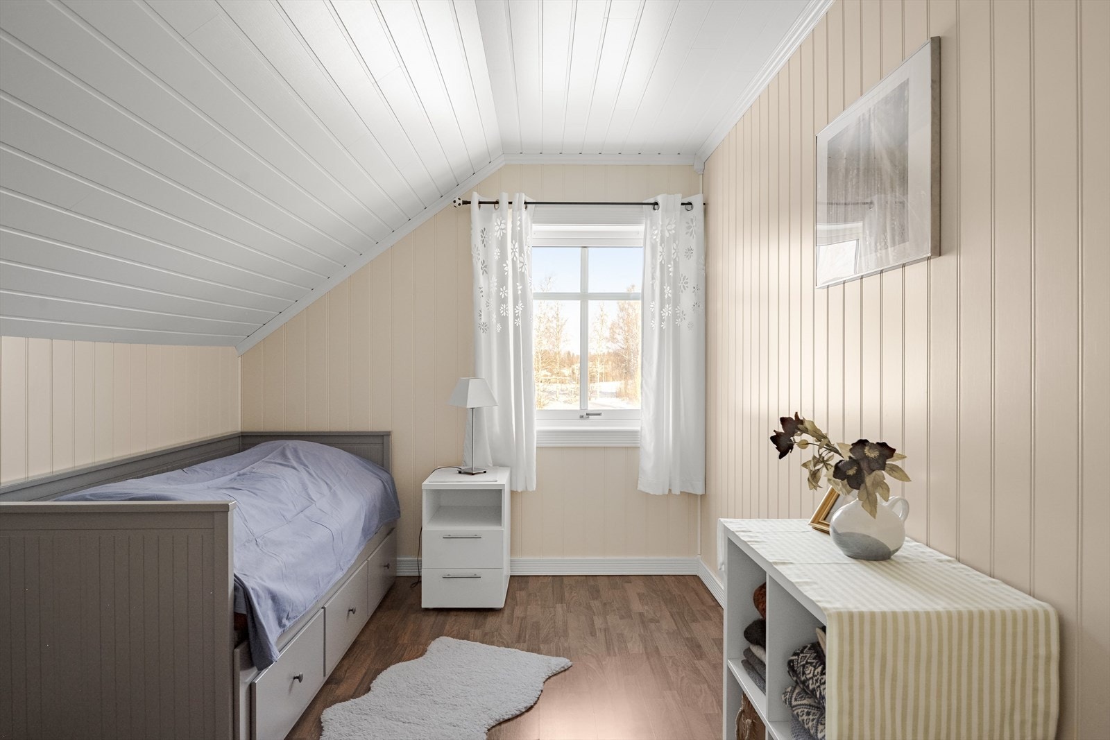 Soverom 4 er også et lyst og fint rom. Alle vinduene i boligens 1. og 2. etasje har 3-lags isolerglass fra 2010, 2016 og 2020. Galleribilde