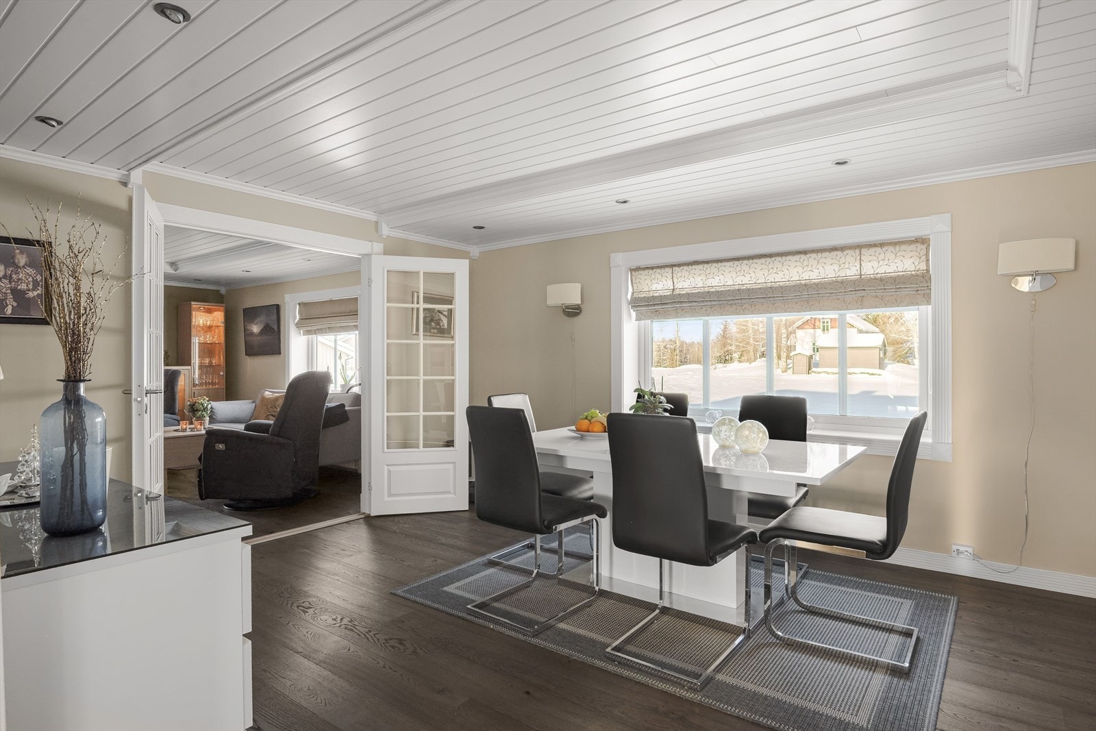 Her er det god plass til et stort spisebord og du kan enkelt invitere venner og familie på hyggelige selskap. Galleribilde