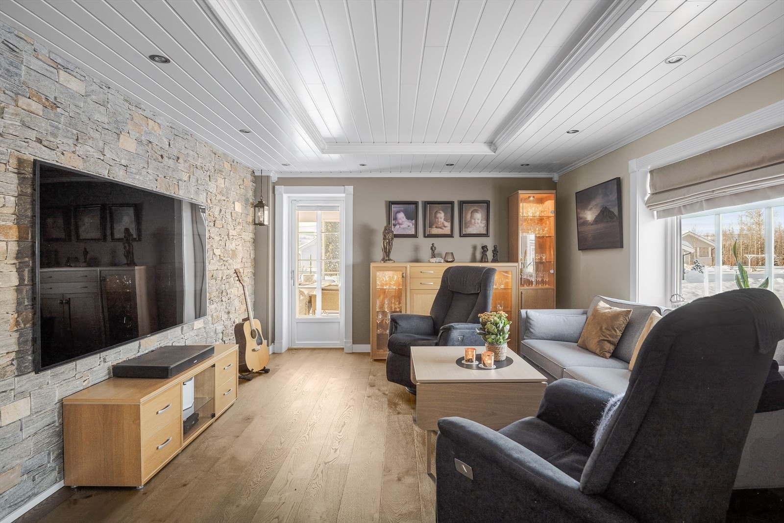 Stor og flott stue med god plass til sofagruppe med salongbord, mediemøblement med tv og annet ønskelig møblement. Galleribilde