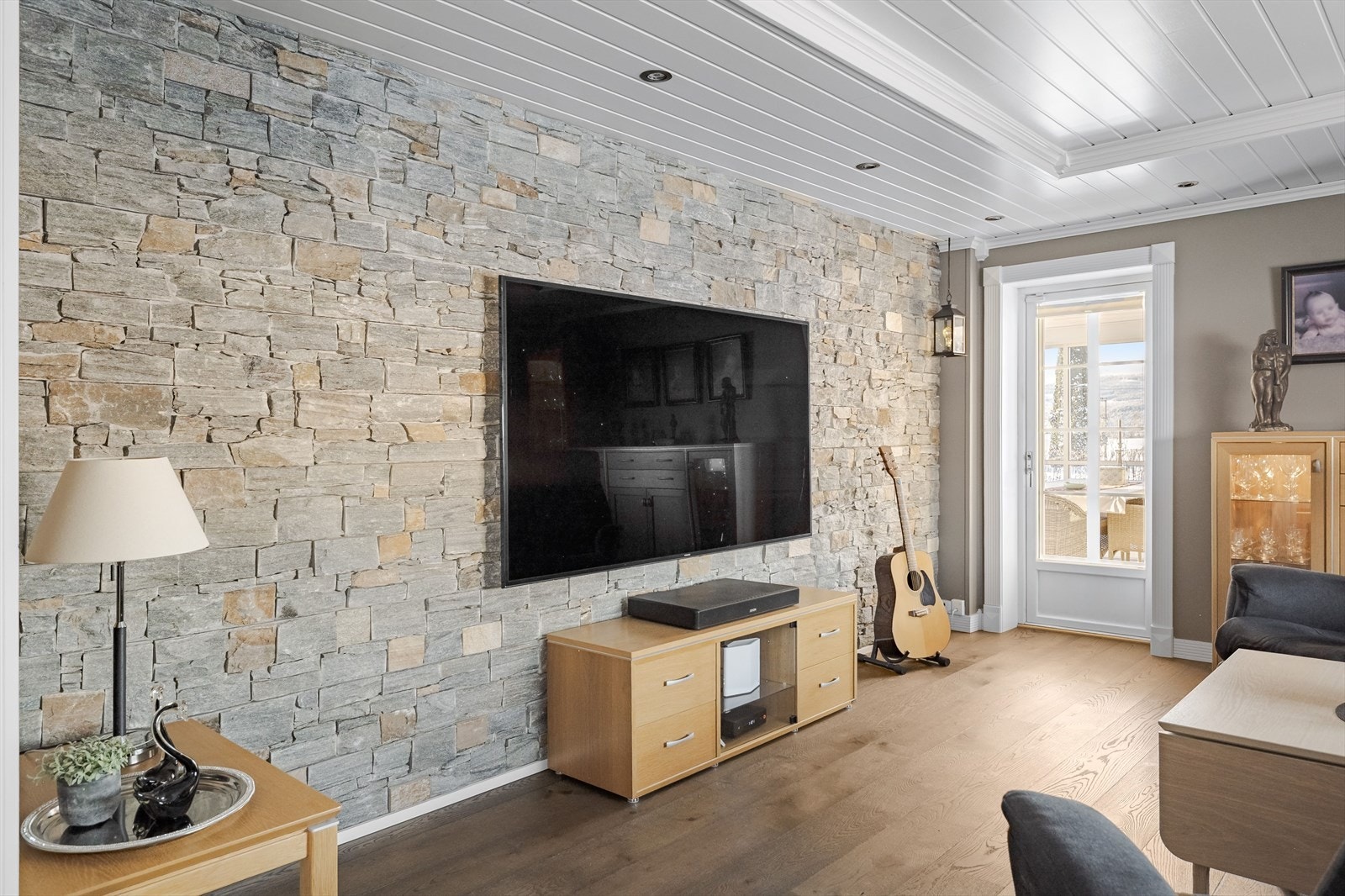 Den ene veggen i stuen er dekorert med fasadestein. Galleribilde