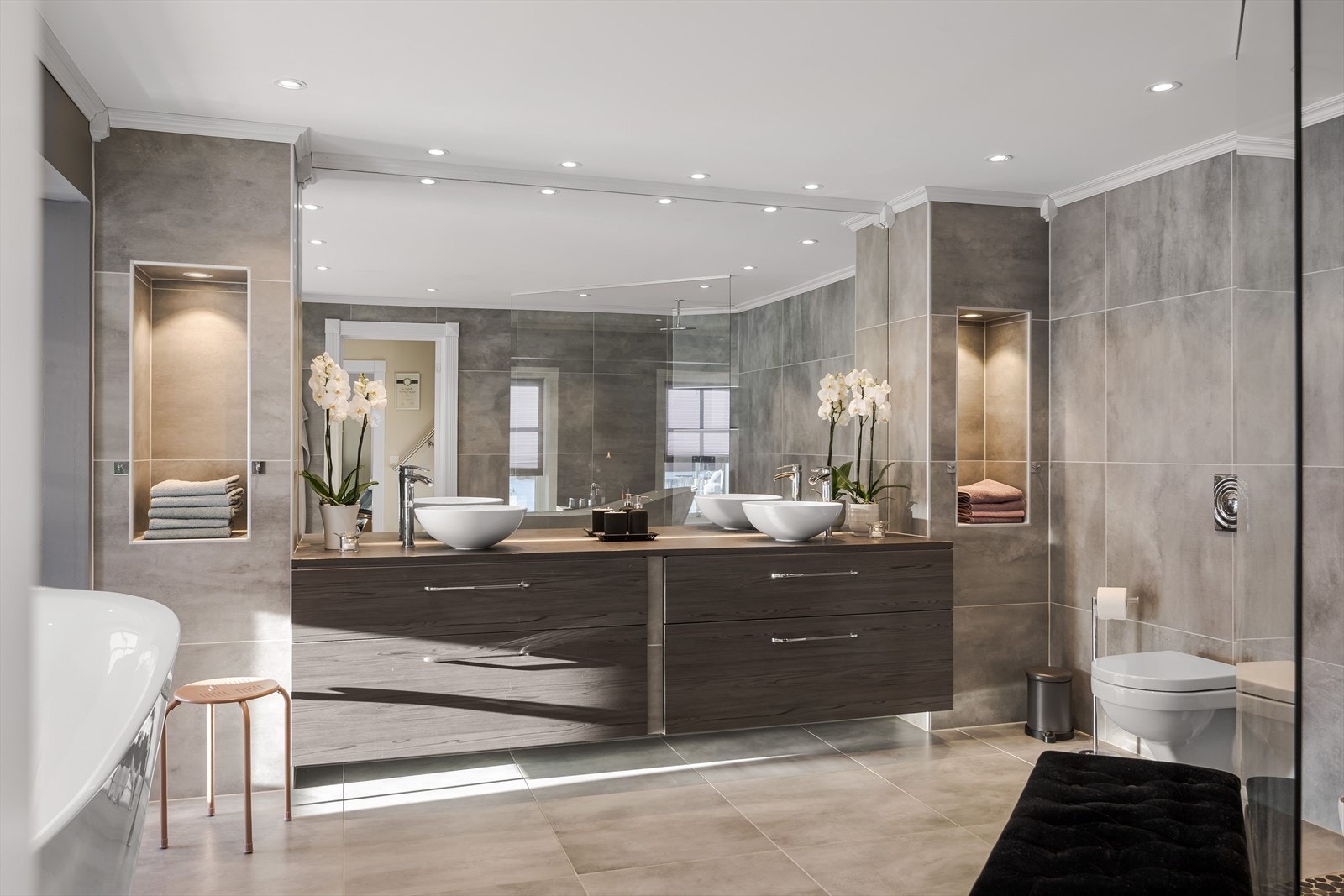 Fra entréen er det adkomst til et stort og rålekkert baderom som ble pusset opp i ca. 2019. Galleribilde