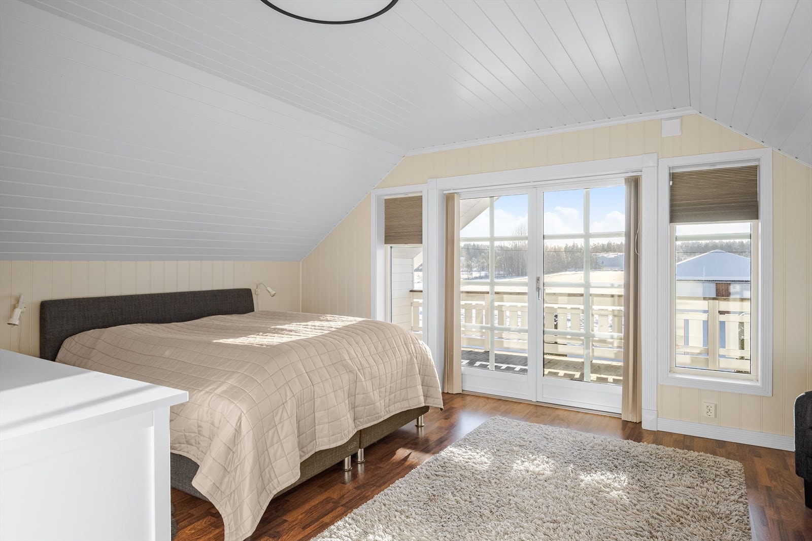 Boligen har et lyst og innbydende hovedsoverom av god størrelse. Galleribilde