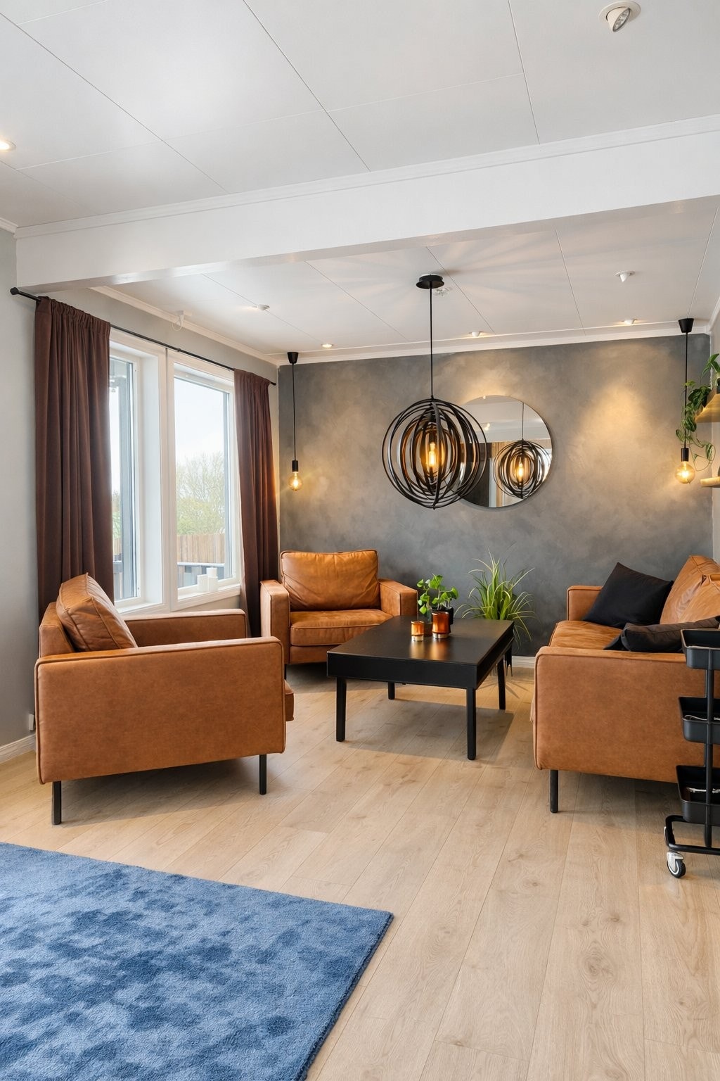 Stue i hovedplan med rikelig lysinnslipp. Galleribilde