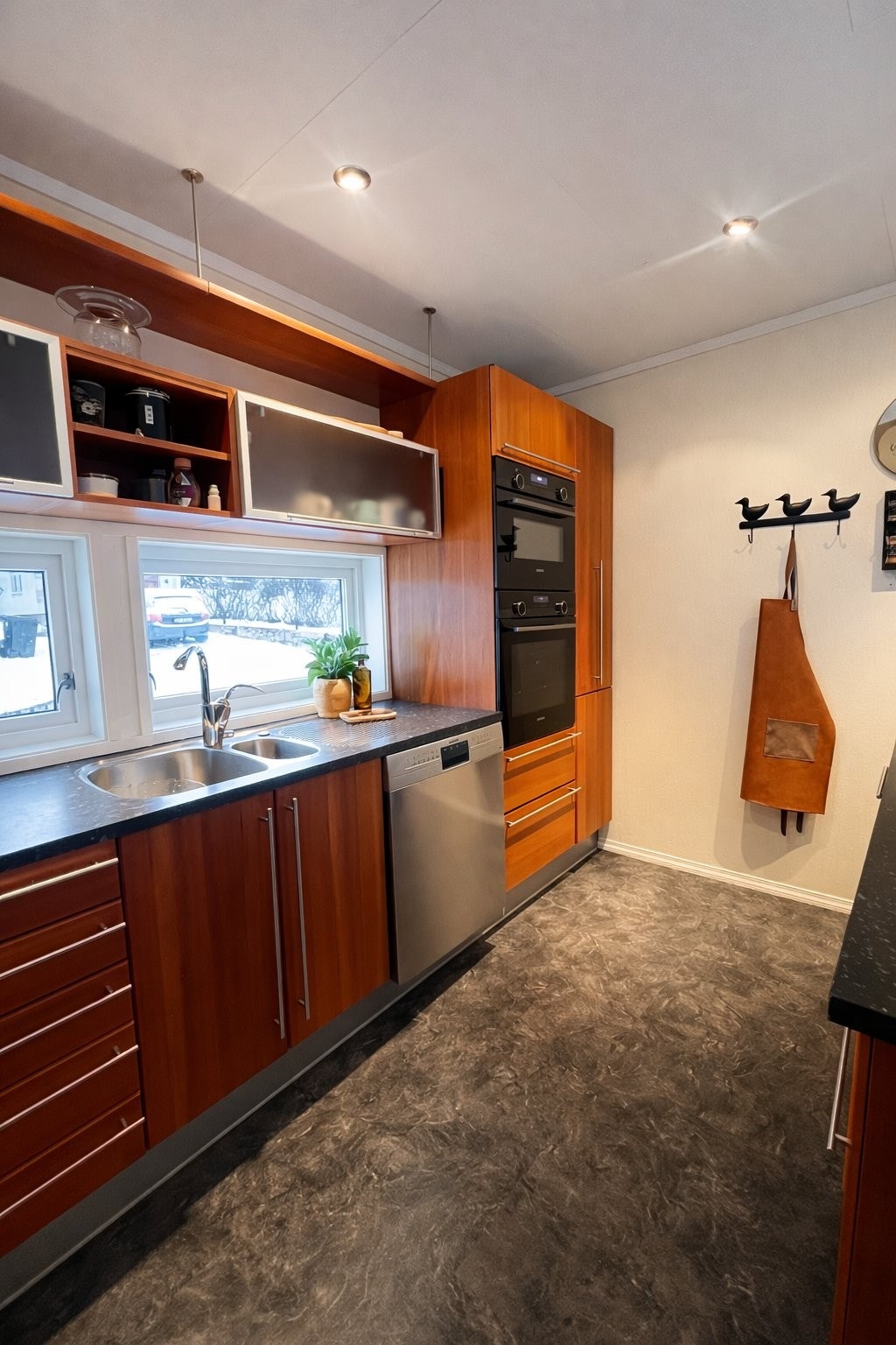 Kjøkkenet har stekeovn og kombiovn fra 2024. Galleribilde