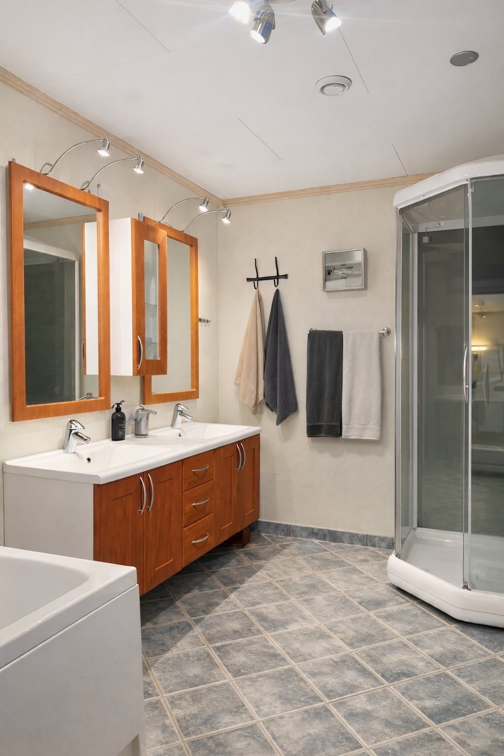 Romslig bad med god plass til både dusj og badekar. Galleribilde