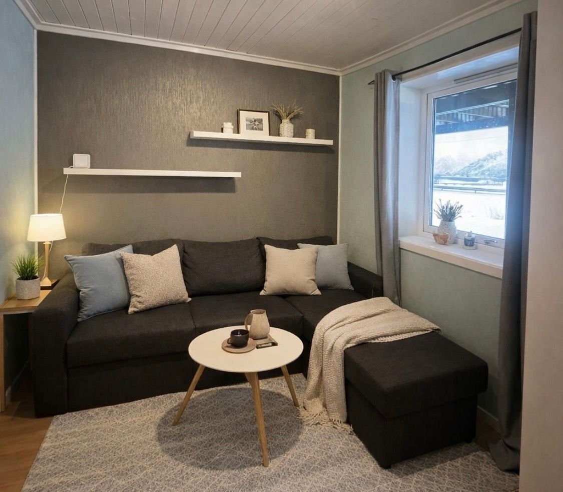 Romslig soverom i 1, etasje med plass til egen sofakrok. Galleribilde