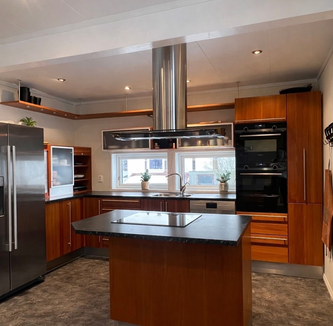 Romslig kjøkken med egen kokeøy. Galleribilde