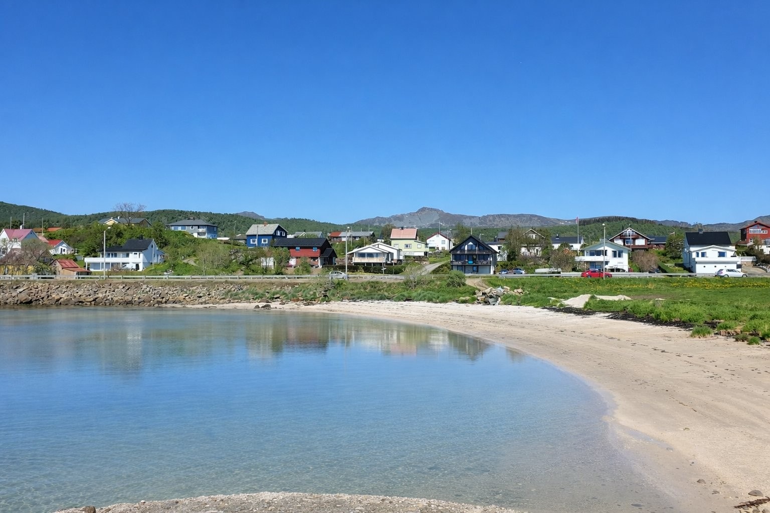 Kort vei til badestrand. Her ser vi huset rett i bakgrunn. Galleribilde