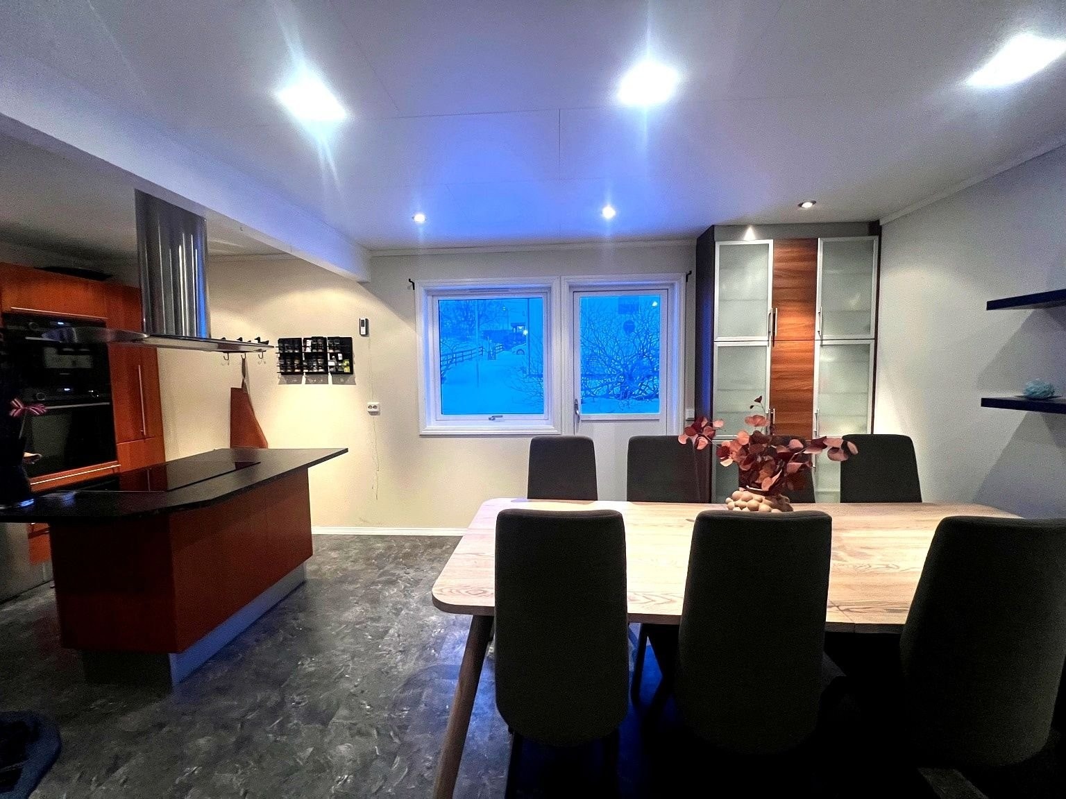 Romslig spiseplass i tilknytning til kjøkken. Galleribilde