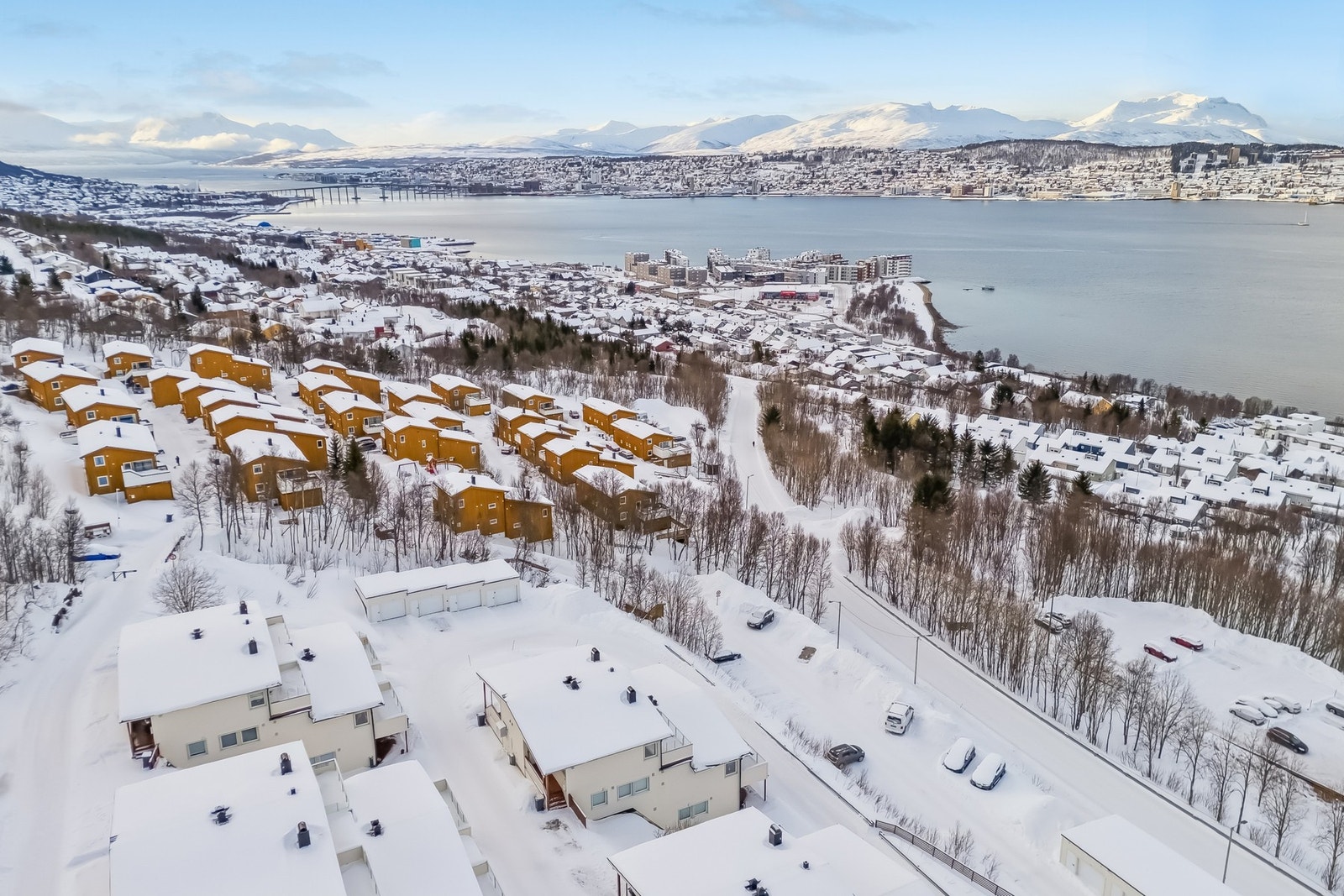 Det er også flere barnehager og skoler i nærområdet, og gode kollektivforbindelser mot både Tromsø sentrum og den nordlige delen av øya. Galleribilde
