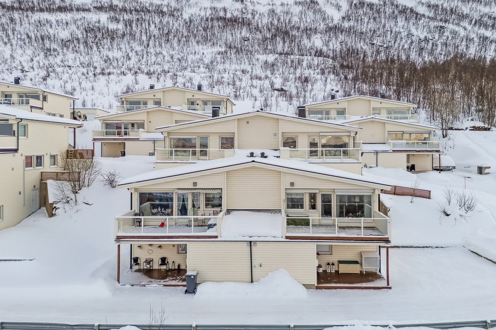 Kort fortalt er Månevegen et meget godt valg for deg som ønsker et trygt, rolig og familieorientert boligområde med nærhet til natur, servicetilbud og gode transportmuligheter. Velkommen! Galleribilde